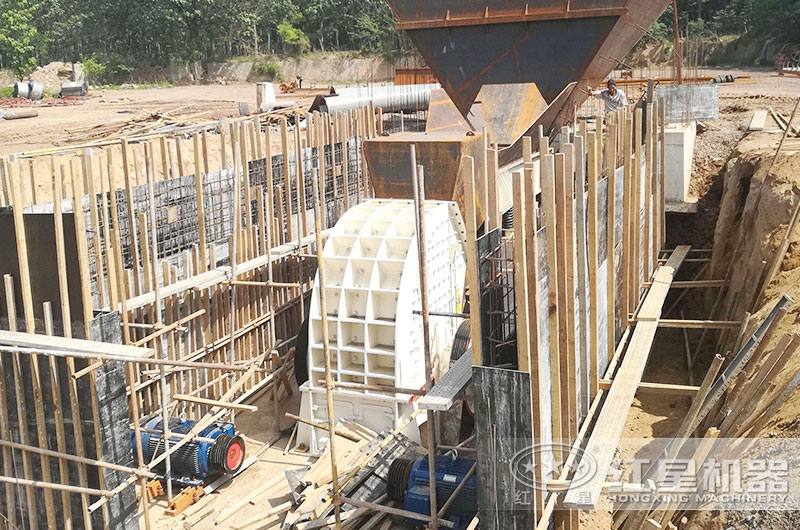 錘式破碎機(jī)工作現(xiàn)場(chǎng) 錘式破碎機(jī)工作現(xiàn)場(chǎng)