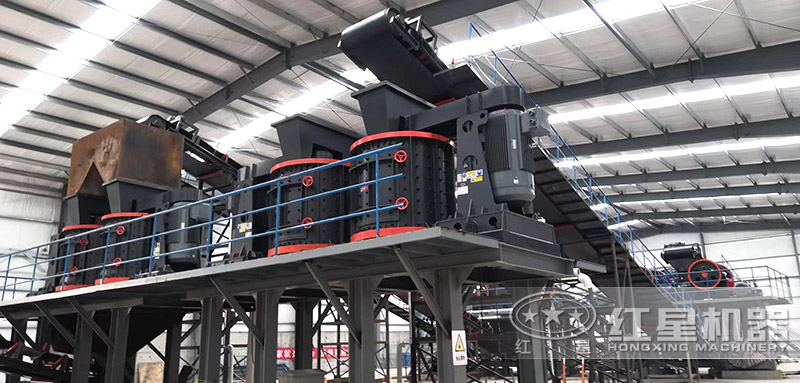 復合式破碎機作業(yè)現(xiàn)場，多臺設備搭配