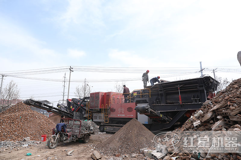 移動磚頭粉碎機作業(yè)現(xiàn)場