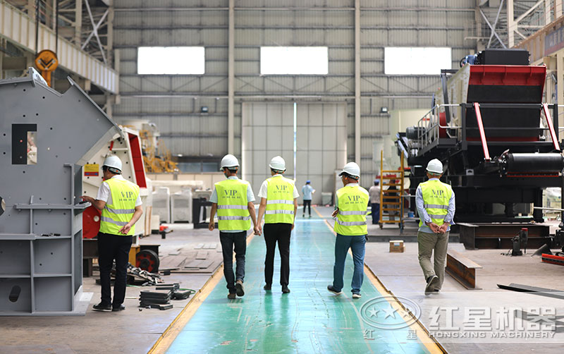紅星機(jī)器混凝土碎石機(jī)廠家車間，客戶考察