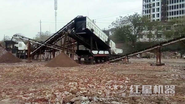 印尼鵝卵石車載移動顎式破石機作業(yè)現(xiàn)場 印尼鵝卵石車載移動顎式破石機作業(yè)現(xiàn)場