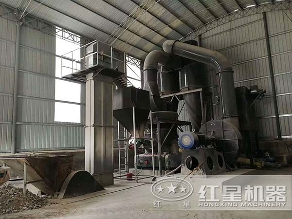 石粉磨粉機(jī)作業(yè)現(xiàn)場(chǎng) 石粉磨粉機(jī)作業(yè)現(xiàn)場(chǎng)