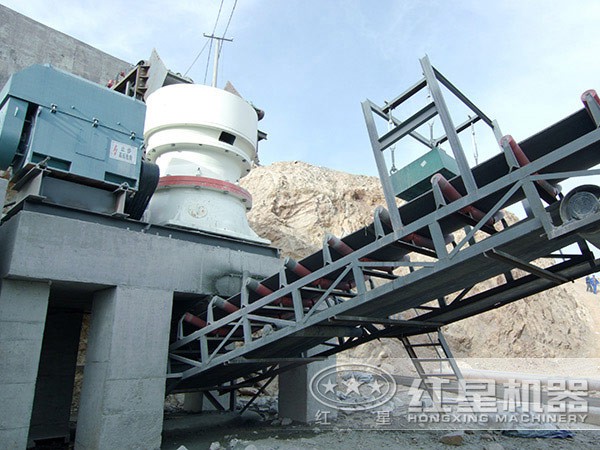 鵝卵石圓錐破碎機作業(yè)現場圖