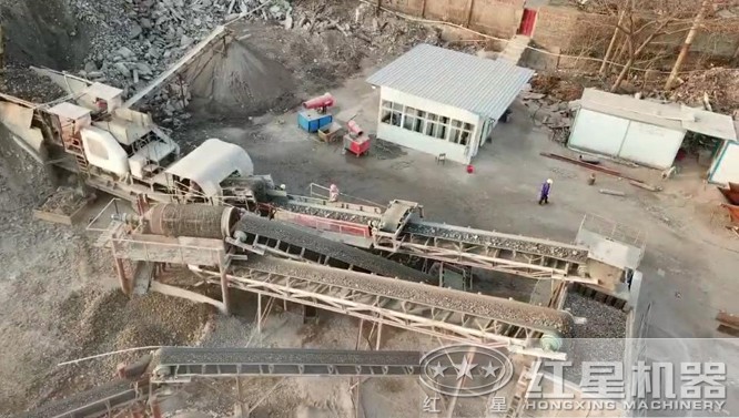 每小時300噸車載移動粉碎機施工現(xiàn)場 每小時300噸車載移動粉碎機施工現(xiàn)場