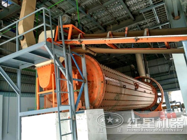 大型球磨機作業(yè)現(xiàn)場 大型球磨機作業(yè)現(xiàn)場