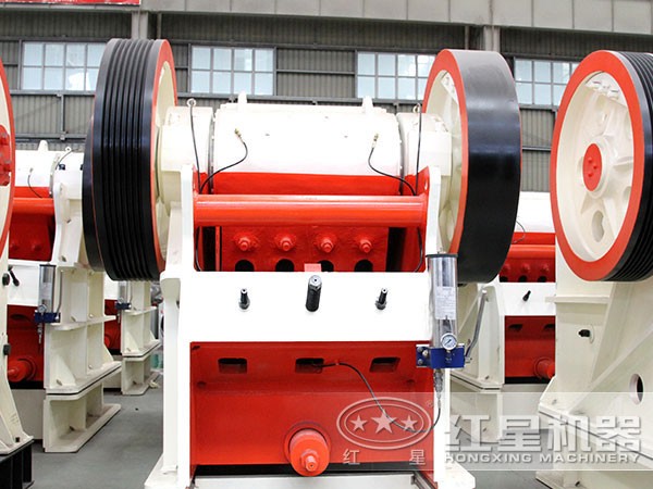 鄂式碎石機進料口細節(jié)展示