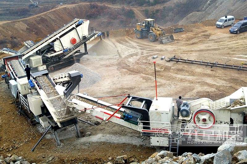 石料場流動式粉碎機作業(yè)圖