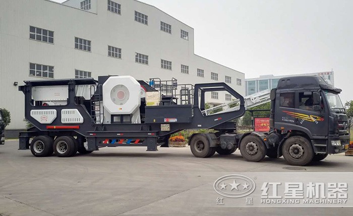小型移動(dòng)石子破碎機(jī)車頭牽引即可行走、方便省事
