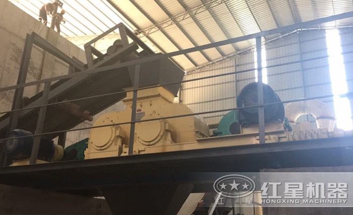 紅星頁巖對(duì)輥制砂機(jī)安裝現(xiàn)場 紅星頁巖對(duì)輥制砂機(jī)安裝現(xiàn)場