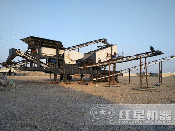 砂石料移動(dòng)式破碎機(jī)現(xiàn)場(chǎng)綠色環(huán)保 砂石料移動(dòng)式破碎機(jī)現(xiàn)場(chǎng)綠色環(huán)保