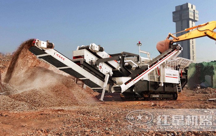 履帶式移動(dòng)篩沙機(jī)現(xiàn)場