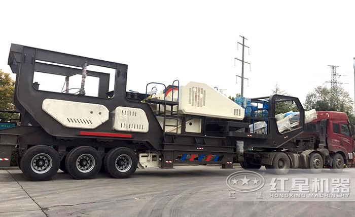 輪胎移動破碎機_流動破碎機開往施工現(xiàn)場 輪胎移動破碎機_流動破碎機開往施工現(xiàn)場