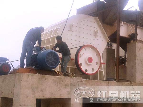 錘式破碎機安裝現(xiàn)場 錘式破碎機安裝現(xiàn)場