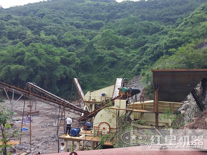 石灰?guī)r破碎現(xiàn)場(chǎng) 石灰?guī)r破碎現(xiàn)場(chǎng)