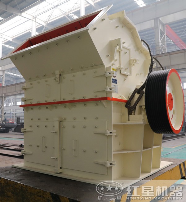 細(xì)碎機(jī)安裝到履帶平臺(tái)之前 細(xì)碎機(jī)安裝到履帶平臺(tái)之前