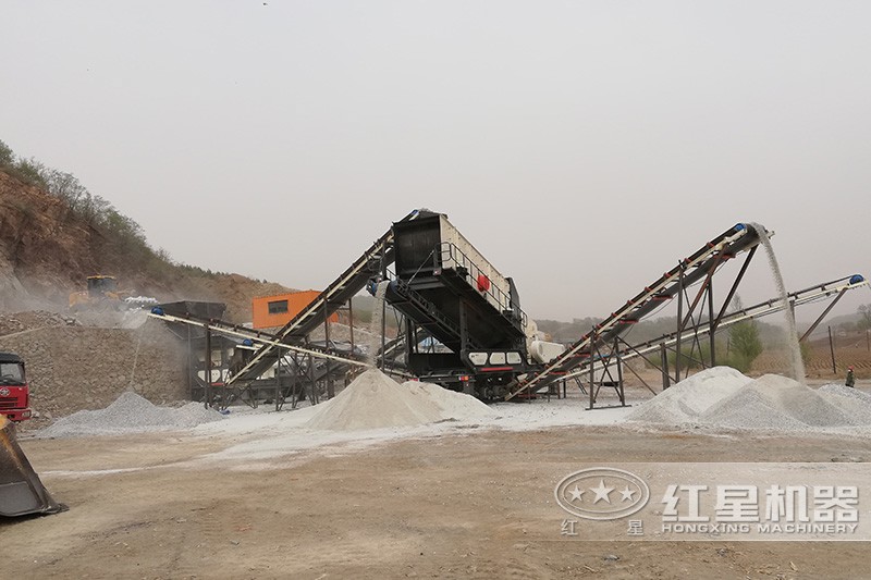 移動(dòng)砂石破碎站生產(chǎn)現(xiàn)場 移動(dòng)砂石破碎站生產(chǎn)現(xiàn)場