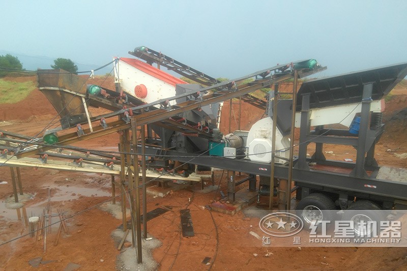 移動(dòng)砂石破碎站安裝現(xiàn)場 移動(dòng)砂石破碎站安裝現(xiàn)場