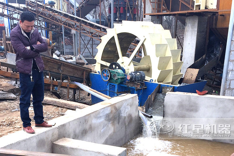 設(shè)置蓄水池，加入絮凝劑可實現(xiàn)水循環(huán)，環(huán)保