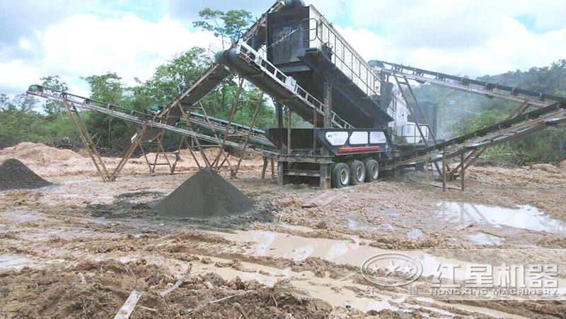 移動煤炭破碎機(jī)作業(yè)現(xiàn)場