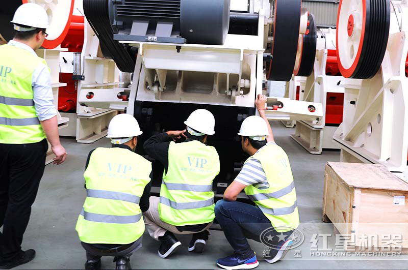 客戶(hù)來(lái)車(chē)間參觀(guān)巖石破碎機(jī)