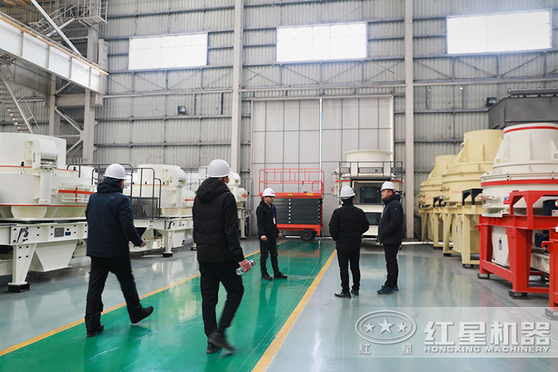 客戶在制砂機(jī)車(chē)間參觀，更多設(shè)備等你了解