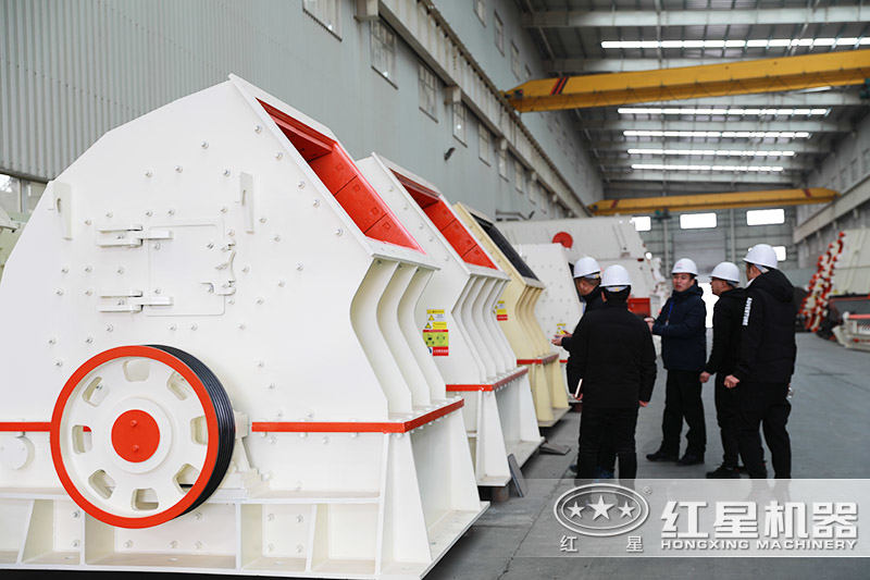 用戶在錘破車(chē)間參觀考察，技術(shù)人員耐心講解