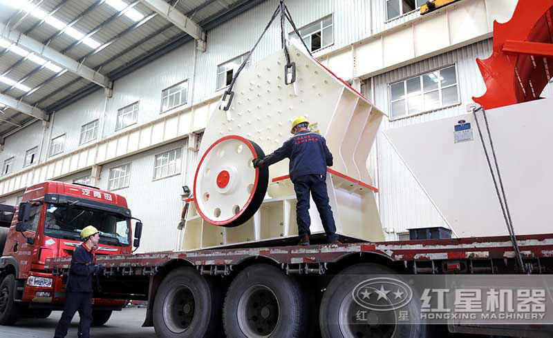 一次成型石子破碎機裝車發(fā)貨了