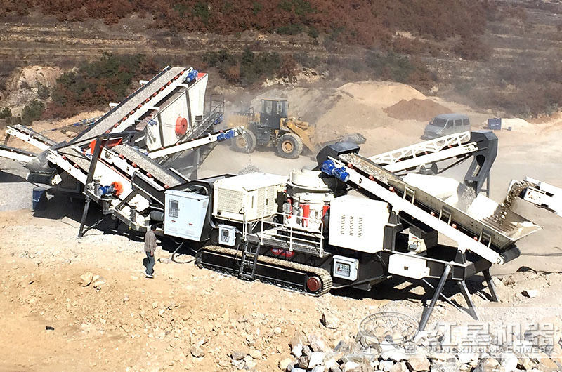 履帶移動式破碎機雙機聯(lián)合現(xiàn)場，時產(chǎn)量200噸