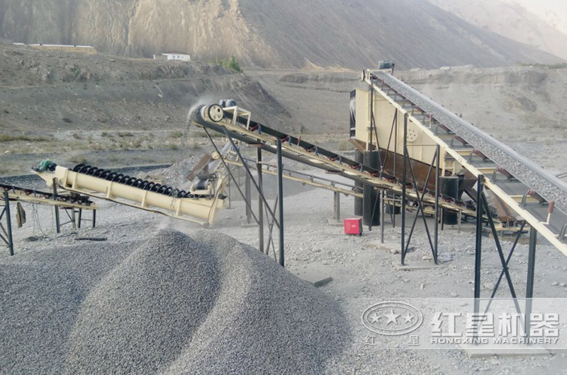 制砂機(jī)加工的機(jī)制砂現(xiàn)場，成品料堆