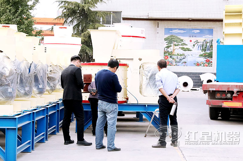 客戶到場參觀，工程師為其量身定制