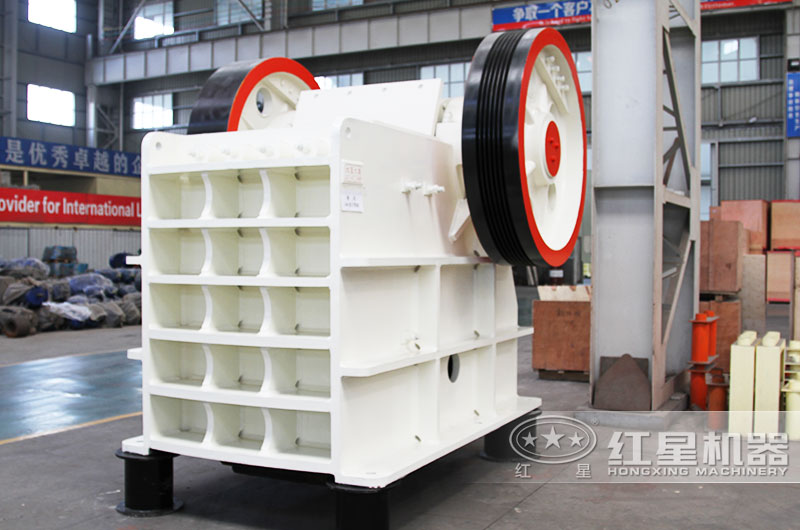 600×750的顎式破碎機(jī)生產(chǎn)能力為80-240t/h，進(jìn)料口腔深