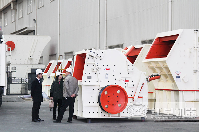 反擊式破碎機(jī)沖擊力大，石粉少